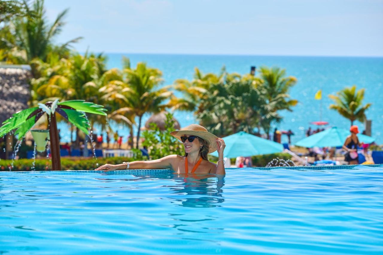 Gran Evenia Bijao Hotell Santa Clara  Exteriör bild A woman in a swimming pool