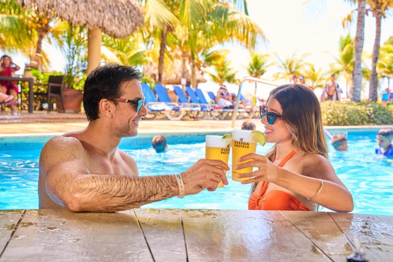 Gran Evenia Bijao Hotell Santa Clara  Exteriör bild A couple drinking Presidente at a pool