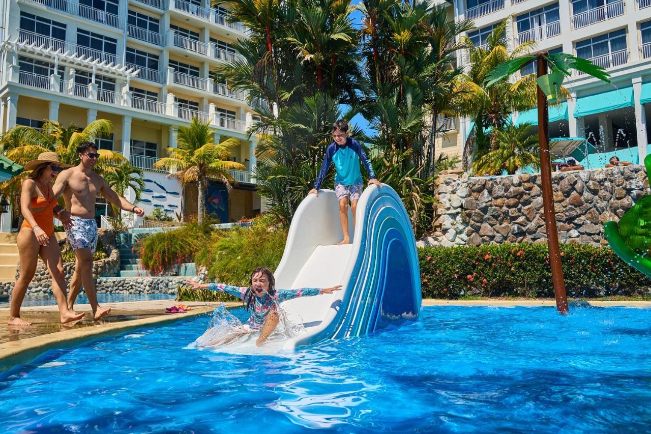 Gran Evenia Bijao Hotell Santa Clara  Exteriör bild A water slide at the pool