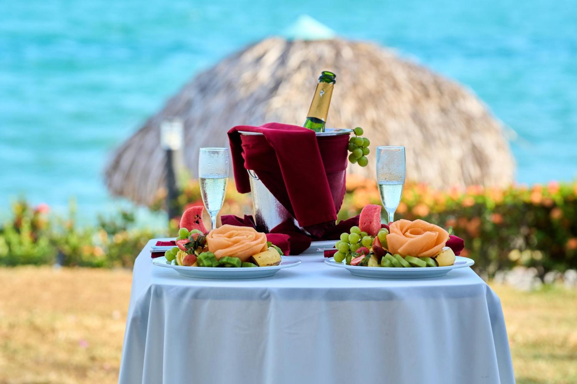 Gran Evenia Bijao Hotell Santa Clara  Exteriör bild Champagne at the beach