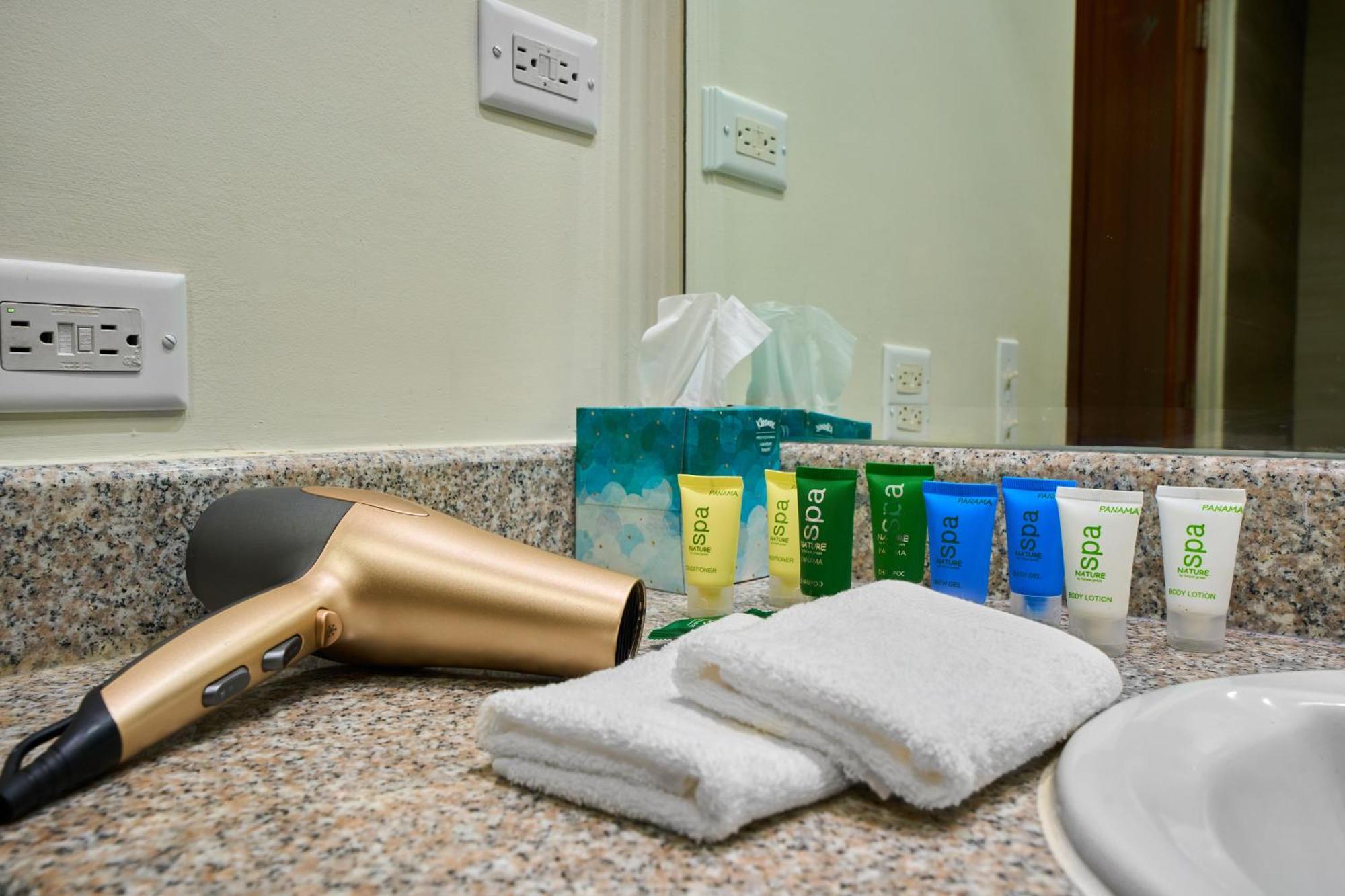 Gran Evenia Bijao Hotell Santa Clara  Exteriör bild A hair dryer and toiletries in a hotel bathroom