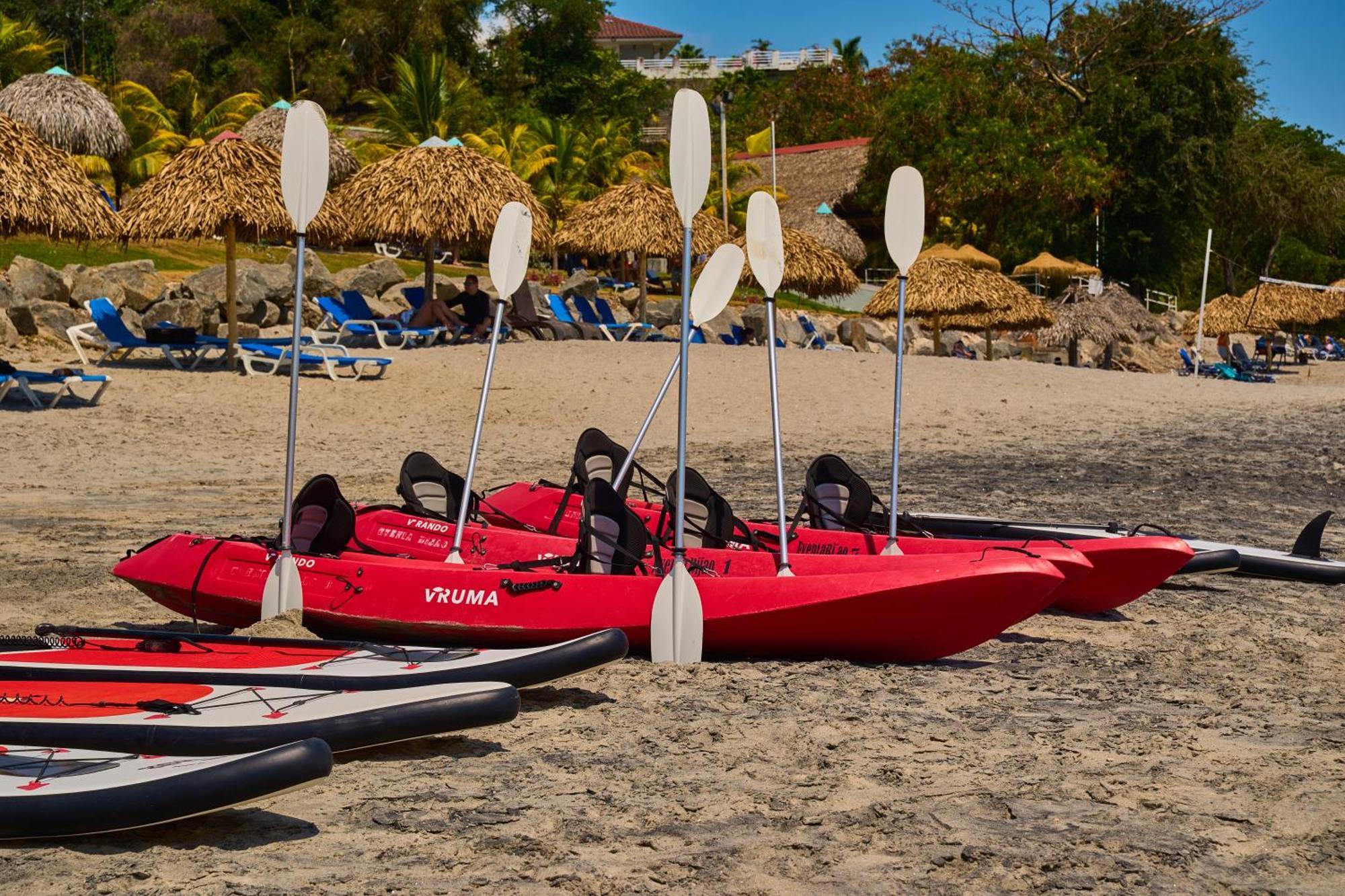 Gran Evenia Bijao Hotell Santa Clara  Exteriör bild Kayaks on the beach