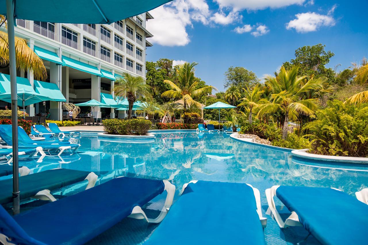 Gran Evenia Bijao Hotell Santa Clara  Exteriör bild The swimming pool at the hotel