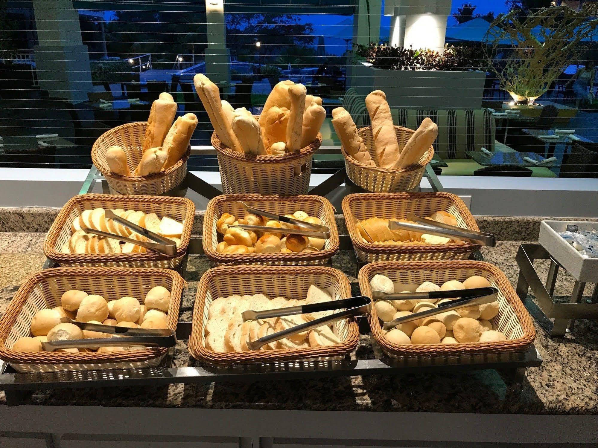 Gran Evenia Bijao Hotell Santa Clara  Exteriör bild Bread at a buffet