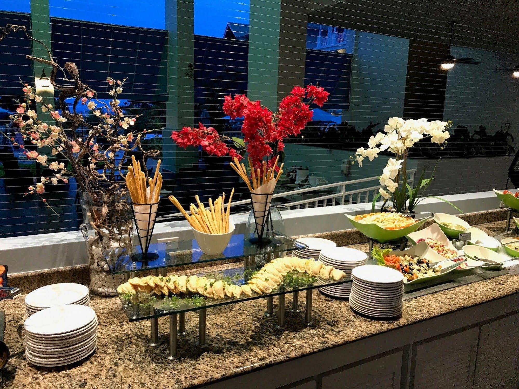Gran Evenia Bijao Hotell Santa Clara  Exteriör bild A buffet at a wedding reception
